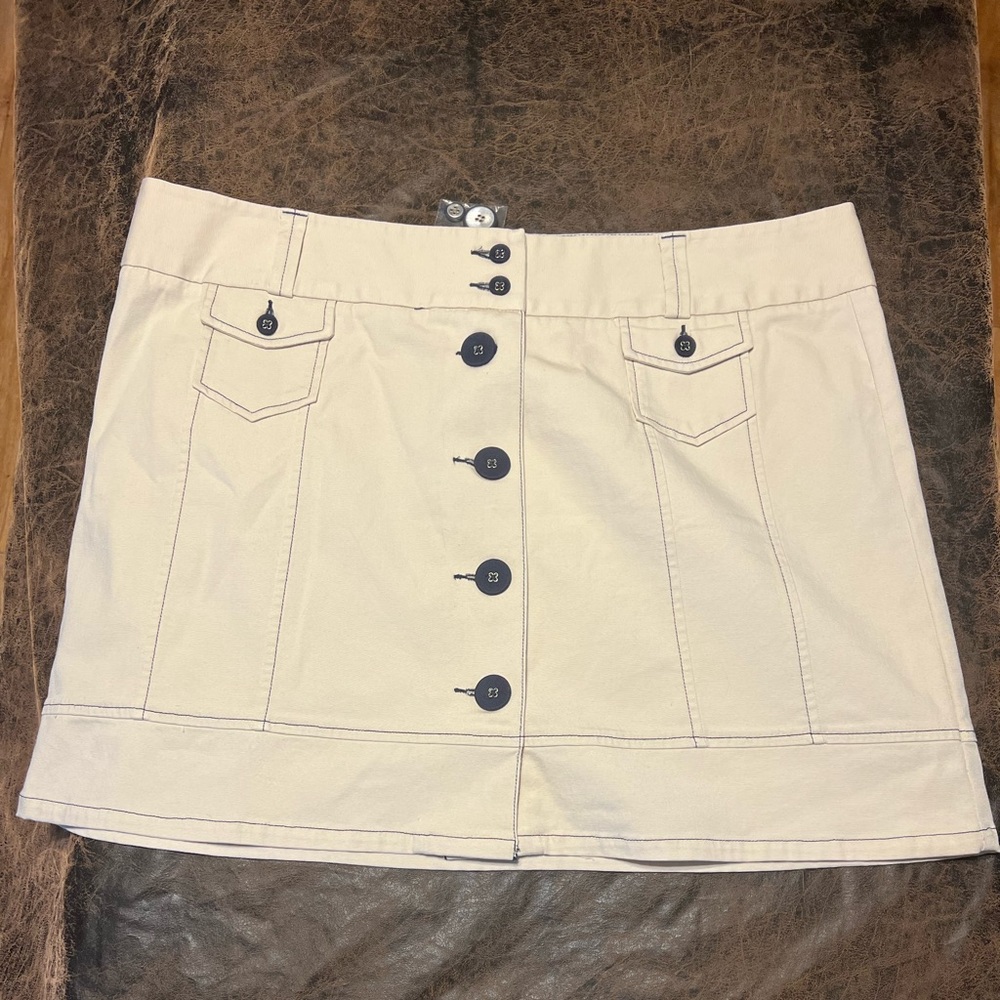 L.L.Bean khaki skirt with large decorative buttons size 20-Pet New Without tags